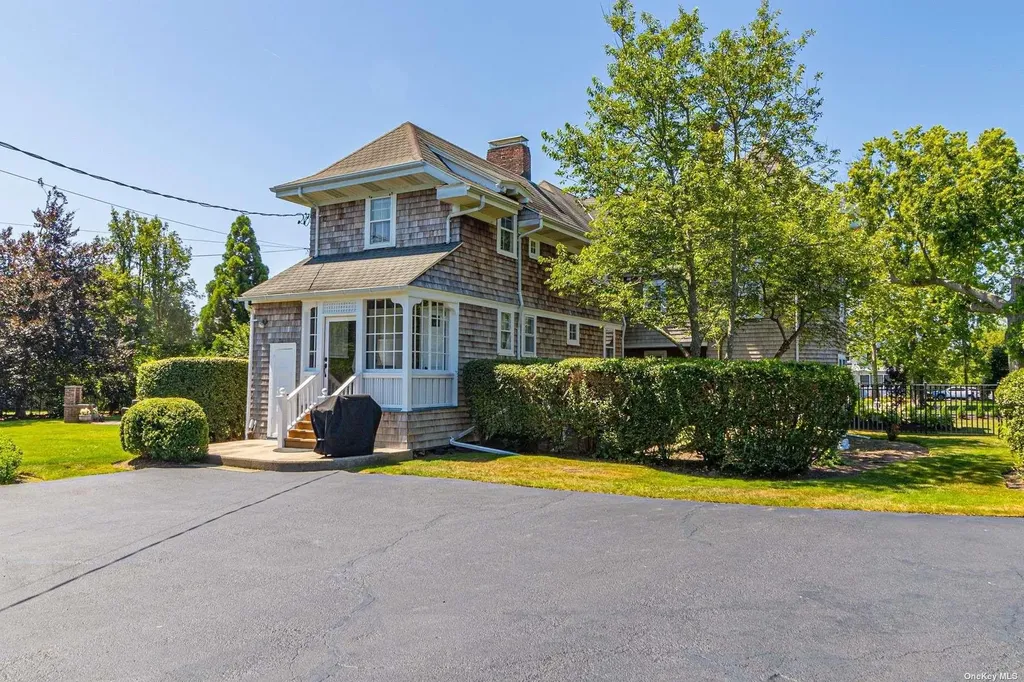 92 S Windsor Avenue Brightwaters NY 11718