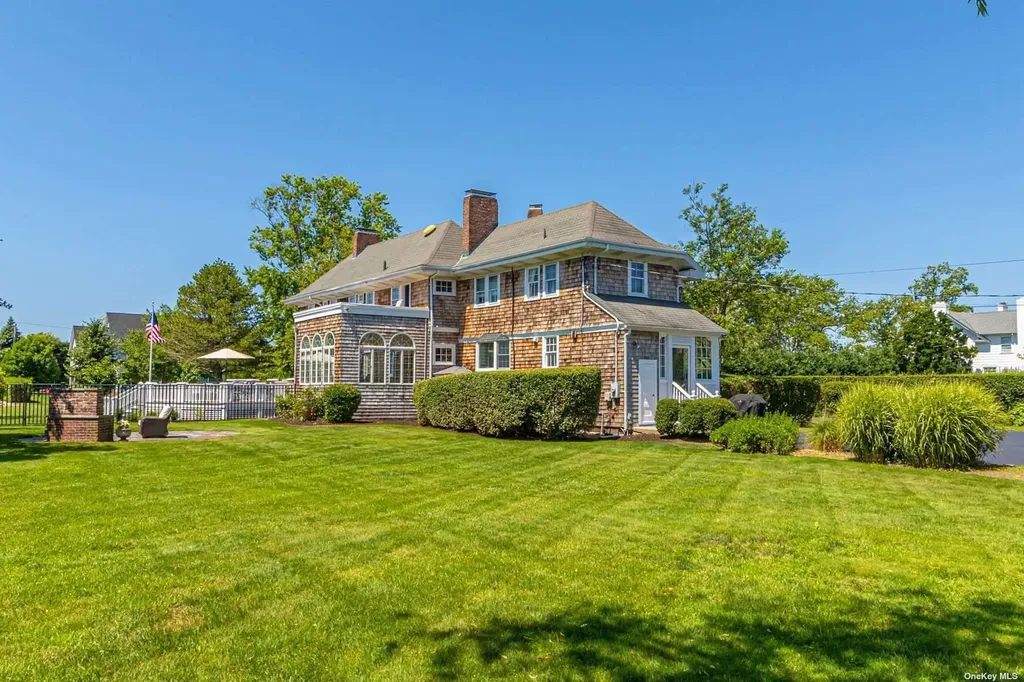 92 S Windsor Avenue Brightwaters NY 11718