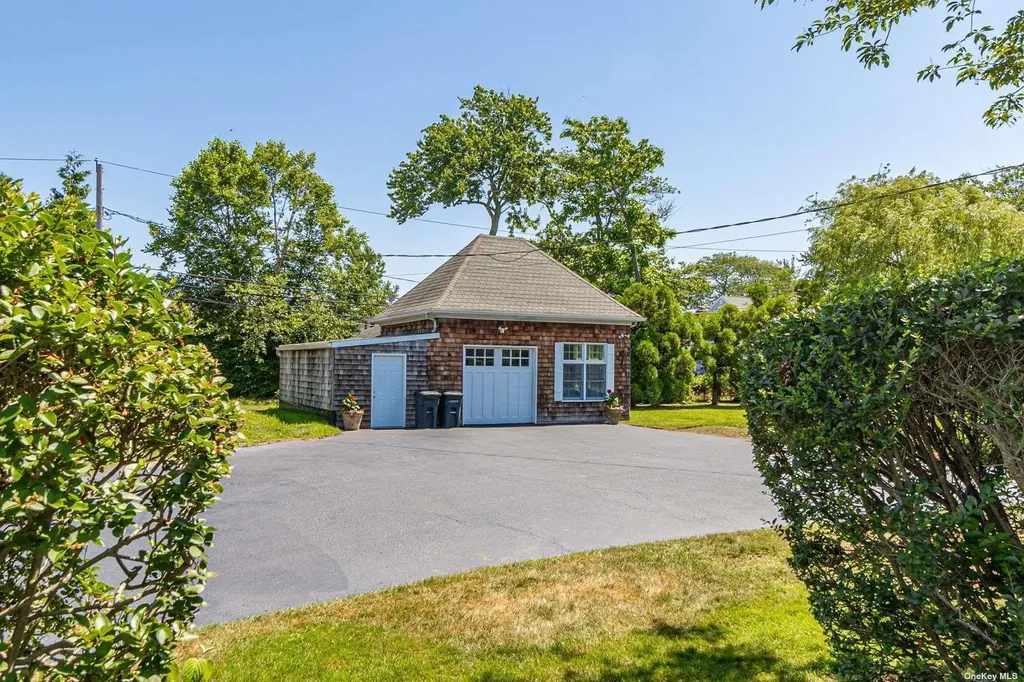 92 S Windsor Avenue Brightwaters NY 11718