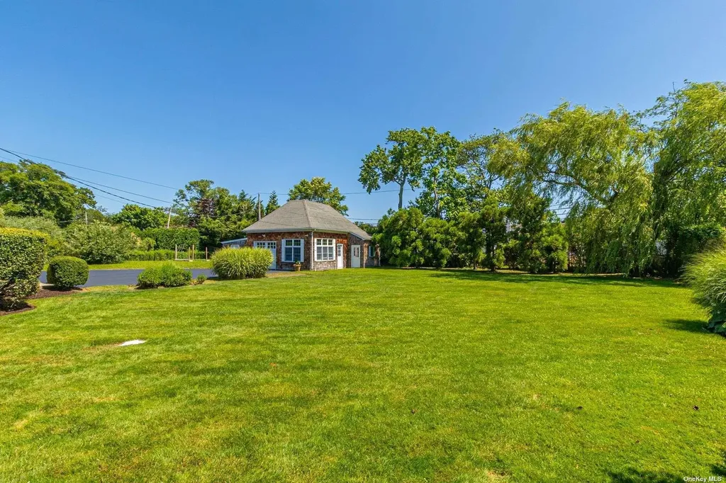 92 S Windsor Avenue Brightwaters NY 11718