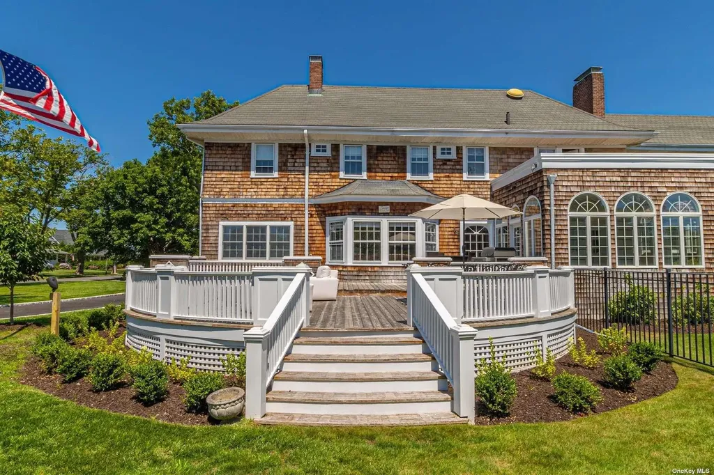 92 S Windsor Avenue Brightwaters NY 11718