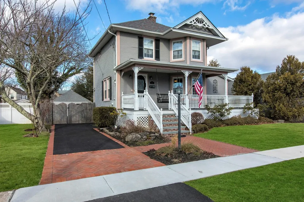 13 1st Street Islip NY 11751