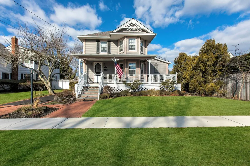 13 1st Street Islip NY 11751