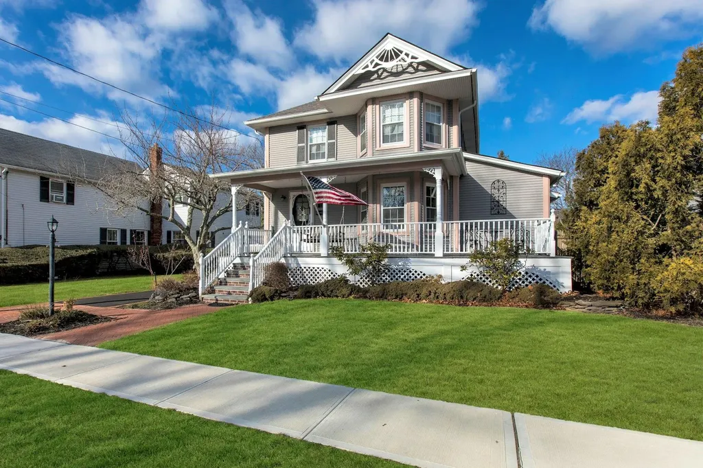 13 1st Street Islip NY 11751