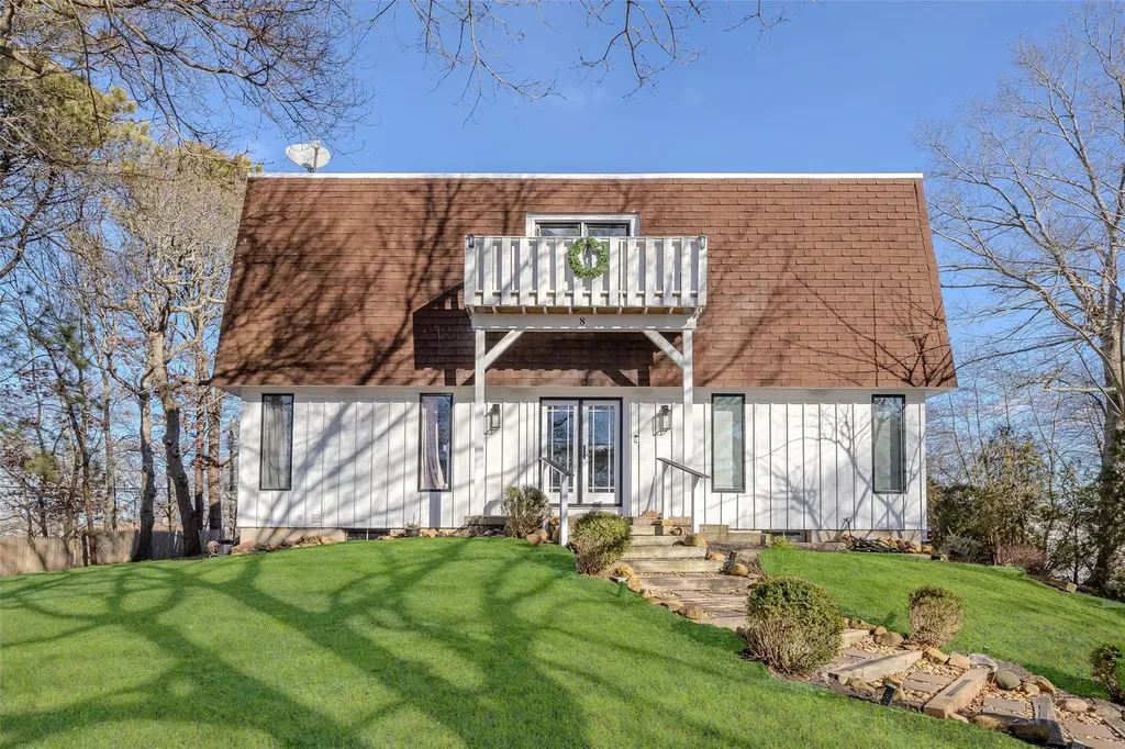 8 Fort Hill Road Hampton Bays NY 11946