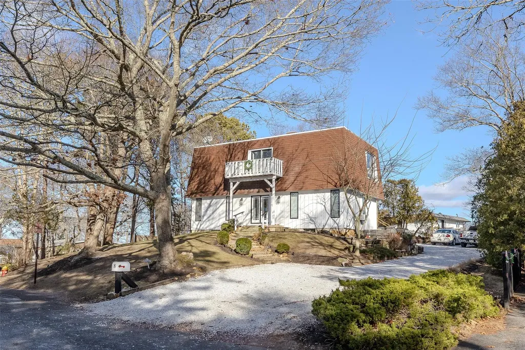 8 Fort Hill Road Hampton Bays NY 11946