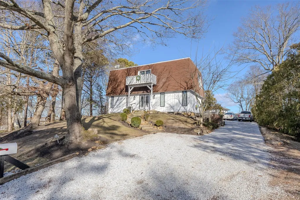 8 Fort Hill Road Hampton Bays NY 11946