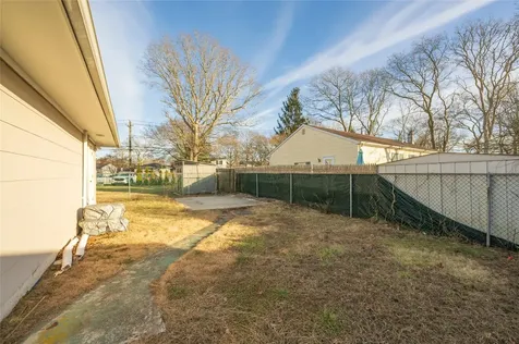 20 Hurstwood Road Shirley NY 11967