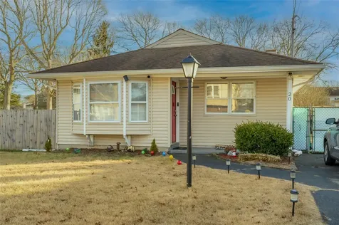 20 Hurstwood Road Shirley NY 11967
