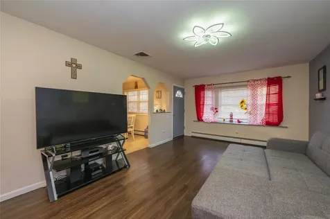 20 Hurstwood Road Shirley NY 11967