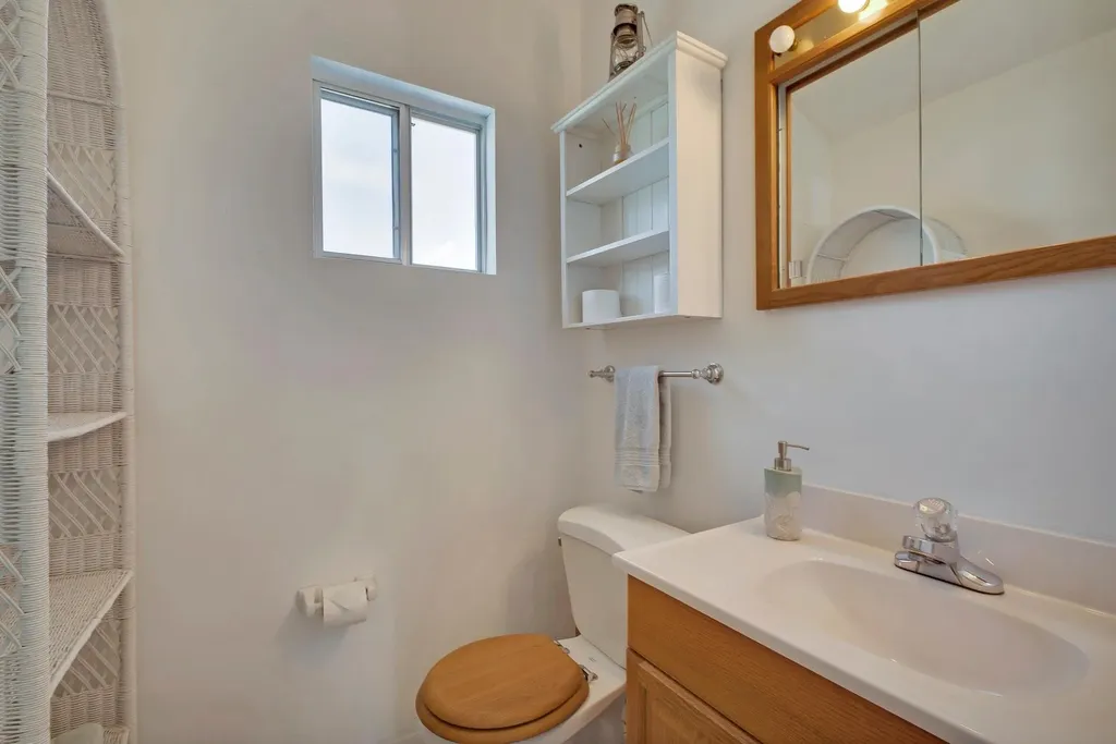 11 Oakhurst Road Hampton Bays NY 11946