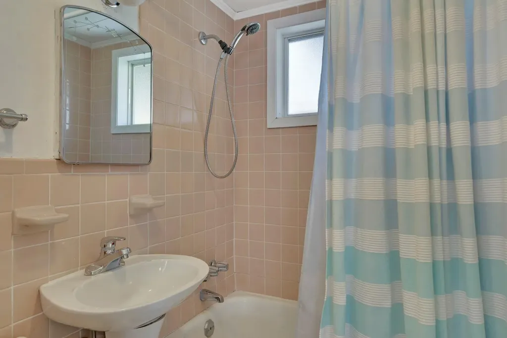 11 Oakhurst Road Hampton Bays NY 11946