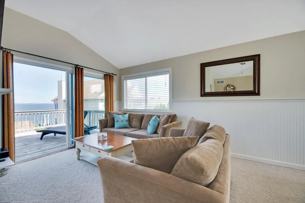 11 Oakhurst Road Hampton Bays NY 11946