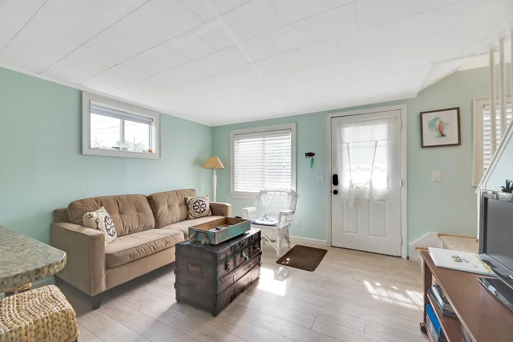 11 Oakhurst Road Hampton Bays NY 11946