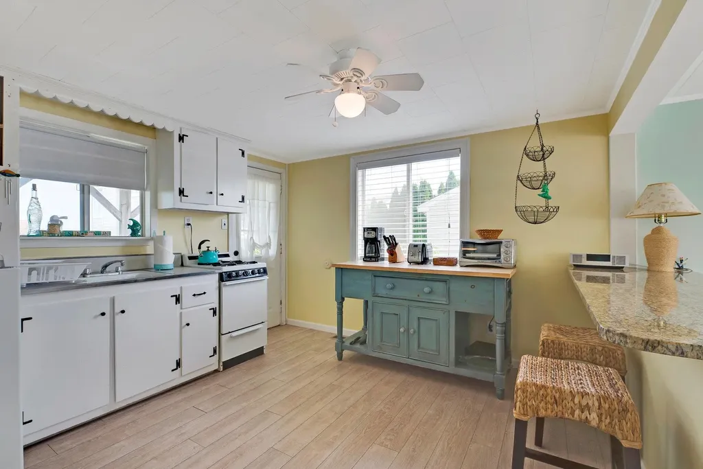 11 Oakhurst Road Hampton Bays NY 11946