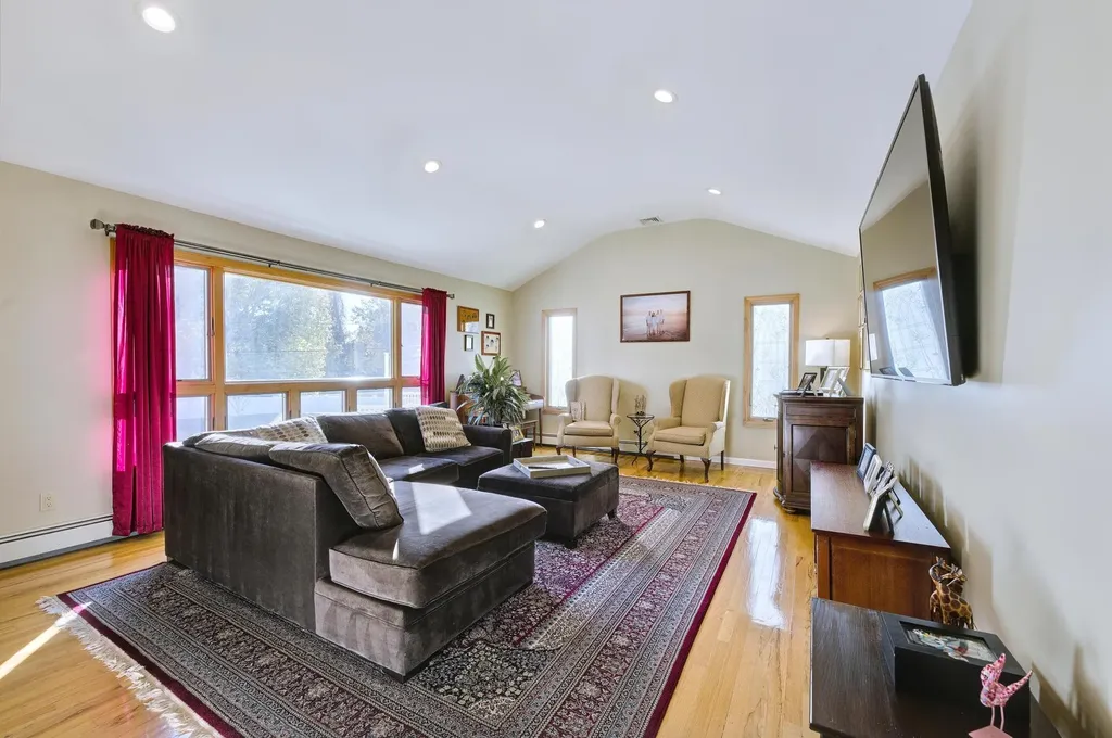 3 Candy Lane Commack NY 11725