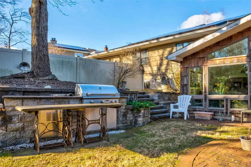 19 Hewitt Drive Northport NY 11768