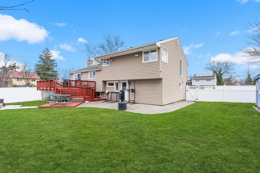 15 Richard Lane Syosset NY 11791