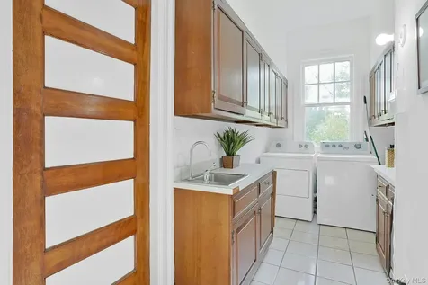 49 Overlook Circle New Rochelle NY 10804