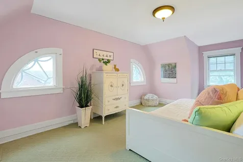 49 Overlook Circle New Rochelle NY 10804