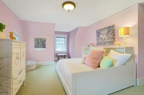 49 Overlook Circle New Rochelle NY 10804