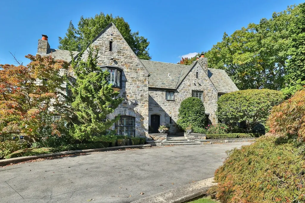 15 Hillcrest Drive Pelham NY 10803