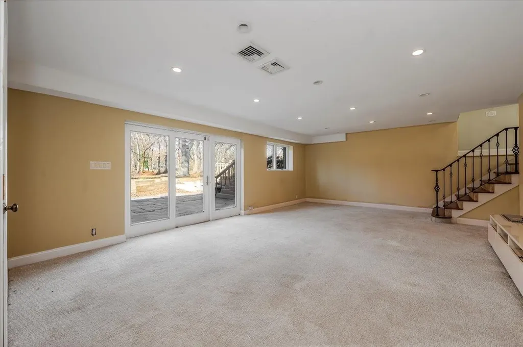 131 Hicks Lane Great Neck NY 11024