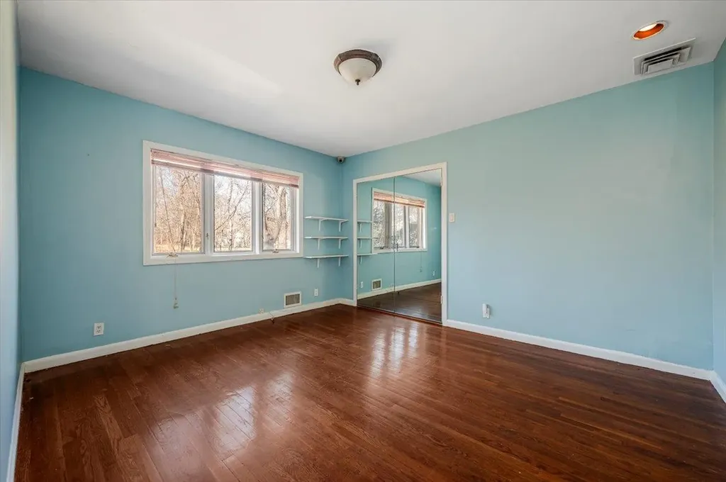131 Hicks Lane Great Neck NY 11024