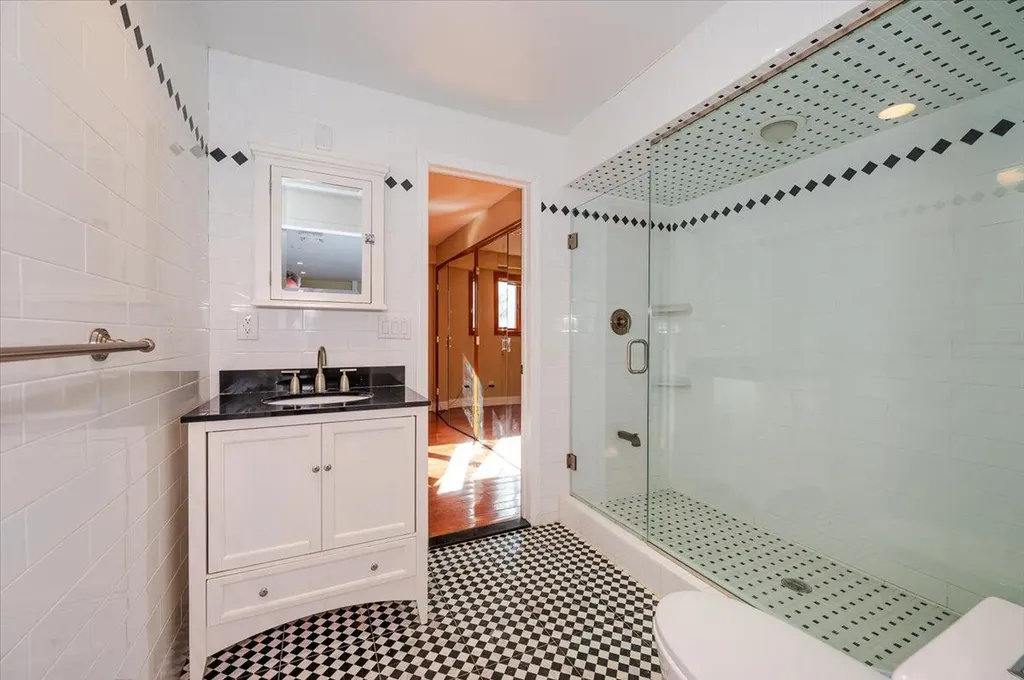 131 Hicks Lane Great Neck NY 11024