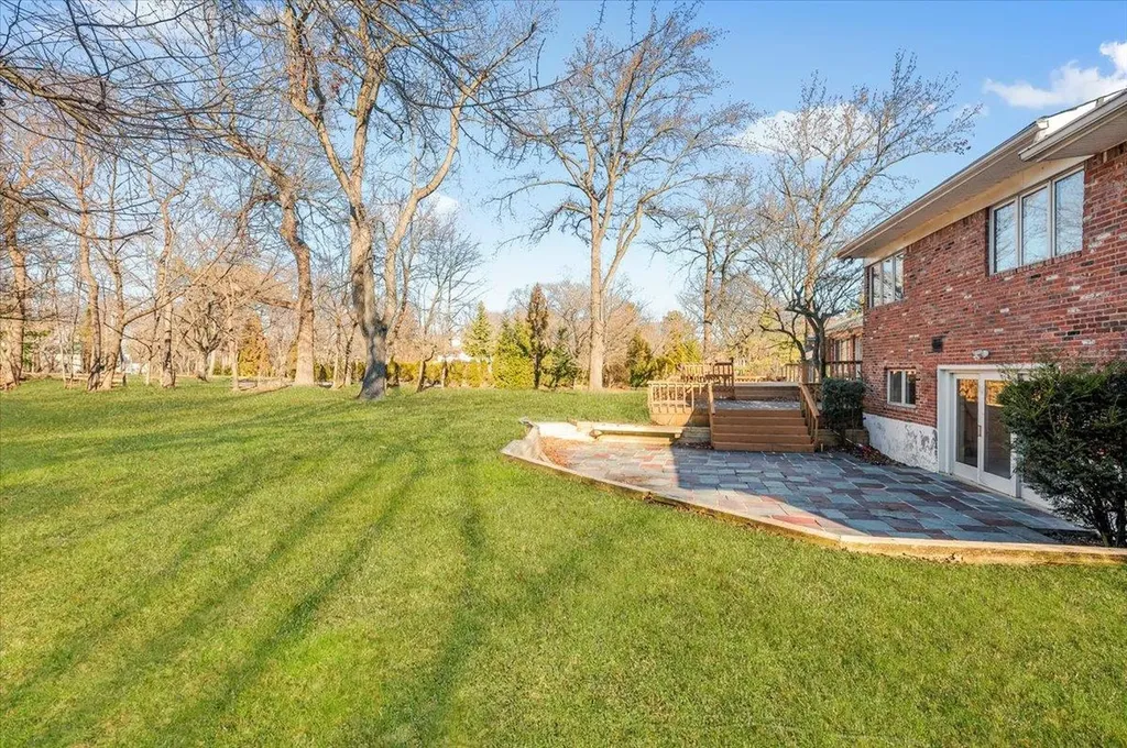 131 Hicks Lane Great Neck NY 11024