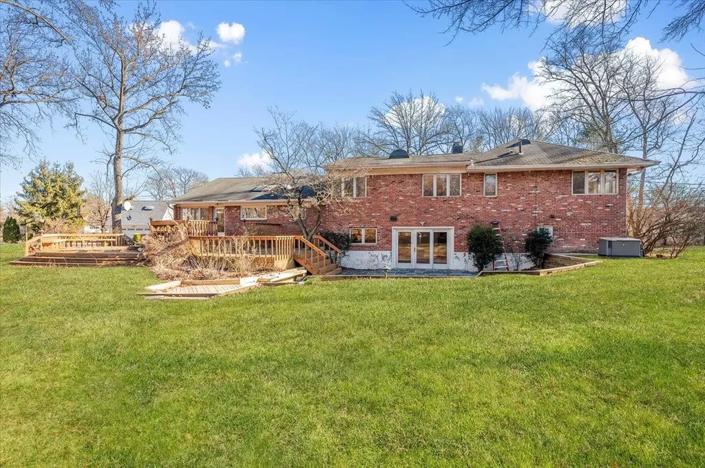 131 Hicks Lane Great Neck NY 11024
