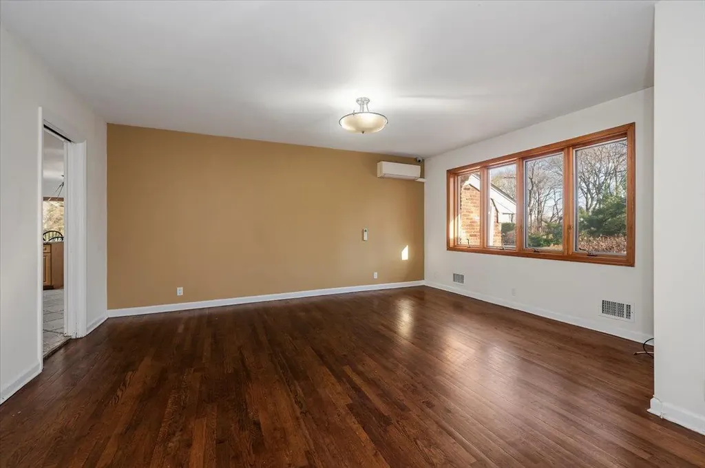 131 Hicks Lane Great Neck NY 11024