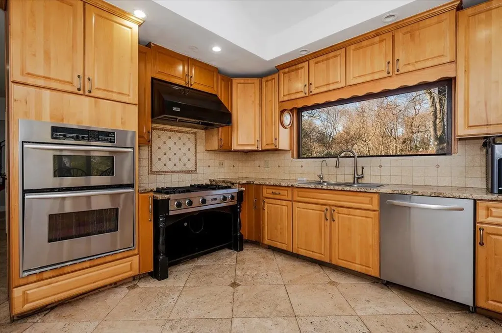 131 Hicks Lane Great Neck NY 11024