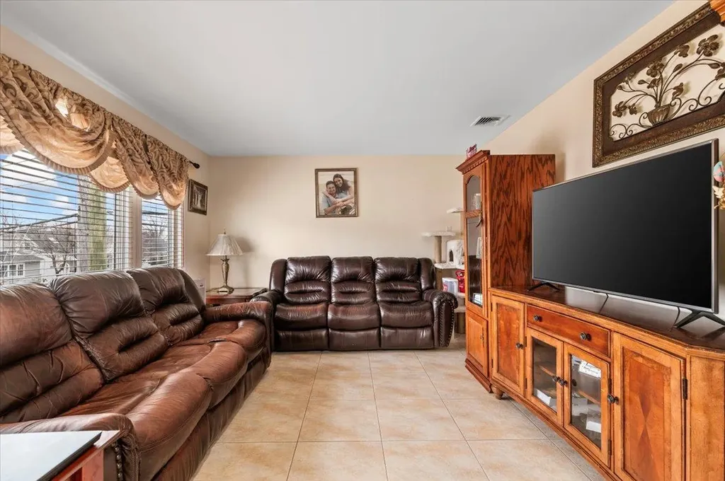 42 Primrose Lane Levittown NY 11756