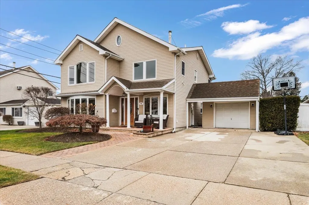 42 Primrose Lane Levittown NY 11756