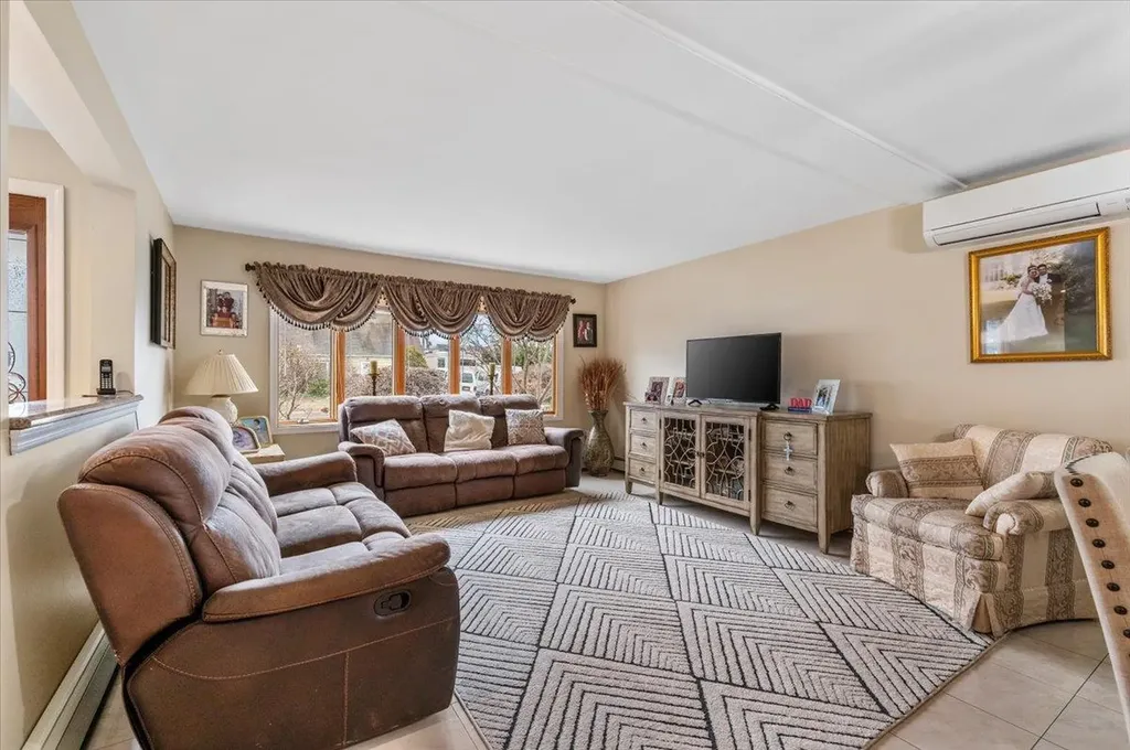 42 Primrose Lane Levittown NY 11756