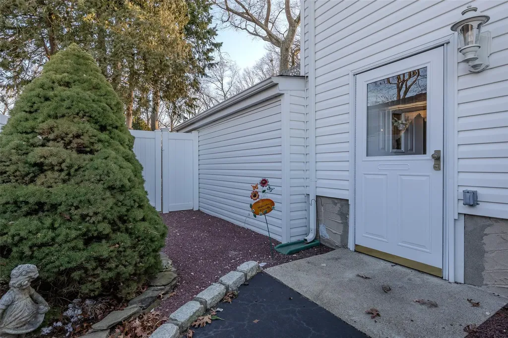 50 Pitt Avenue Deer Park NY 11729