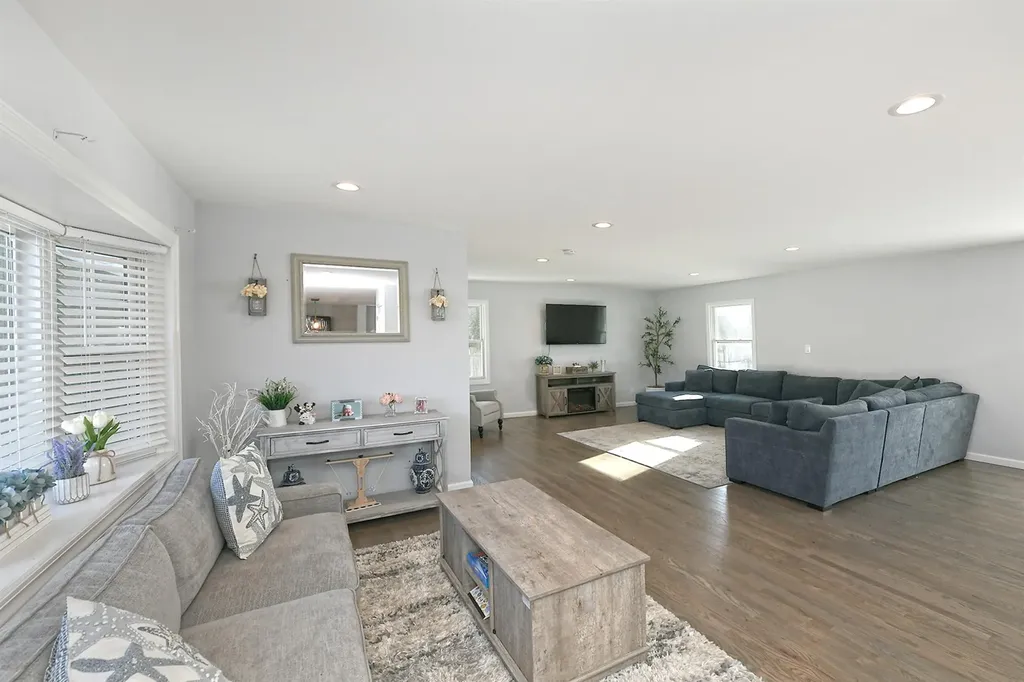 64 Walter Court Commack NY 11725