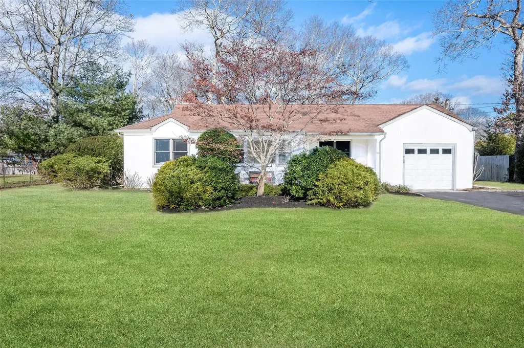 25 Lynncliff Road Hampton Bays NY 11946