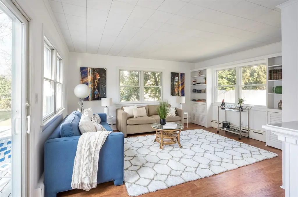 25 Lynncliff Road Hampton Bays NY 11946