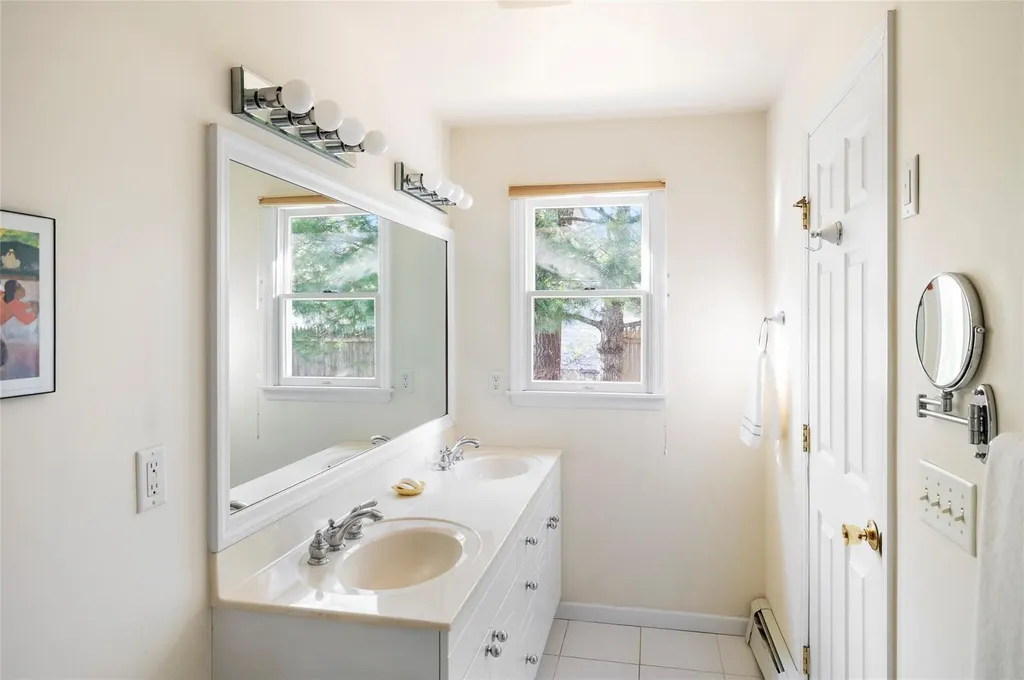 25 Lynncliff Road Hampton Bays NY 11946