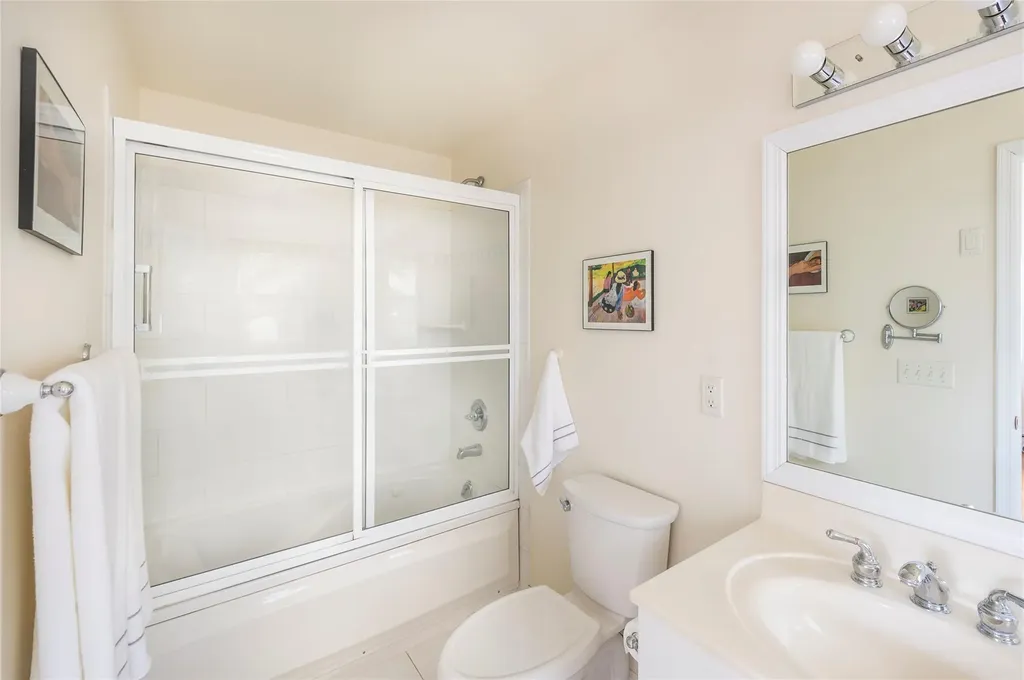 25 Lynncliff Road Hampton Bays NY 11946