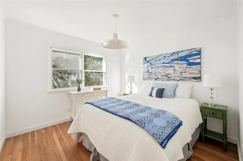 25 Lynncliff Road Hampton Bays NY 11946