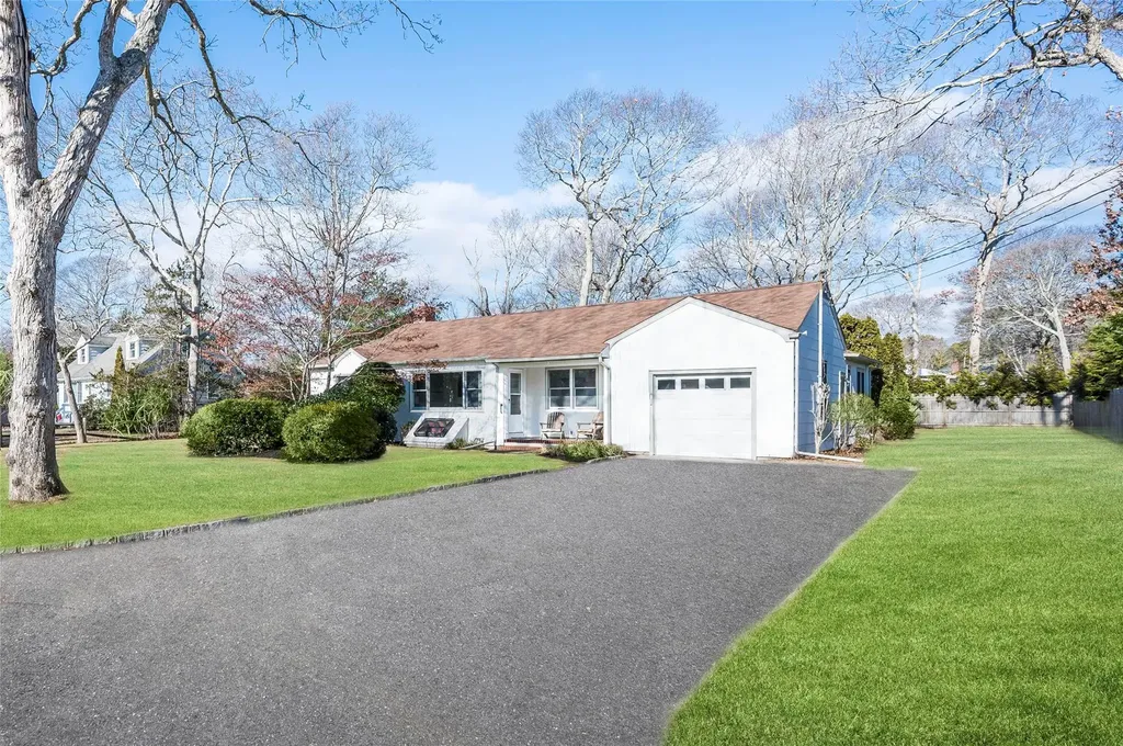 25 Lynncliff Road Hampton Bays NY 11946