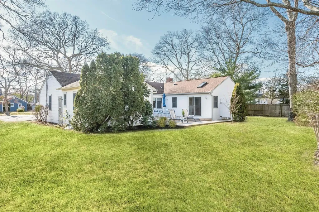 25 Lynncliff Road Hampton Bays NY 11946