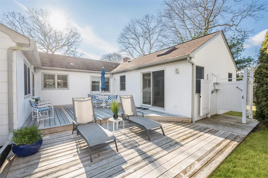 25 Lynncliff Road Hampton Bays NY 11946