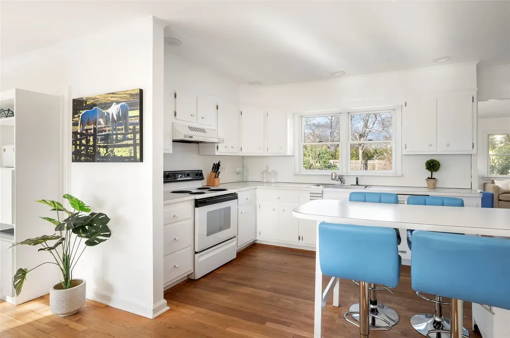 25 Lynncliff Road Hampton Bays NY 11946
