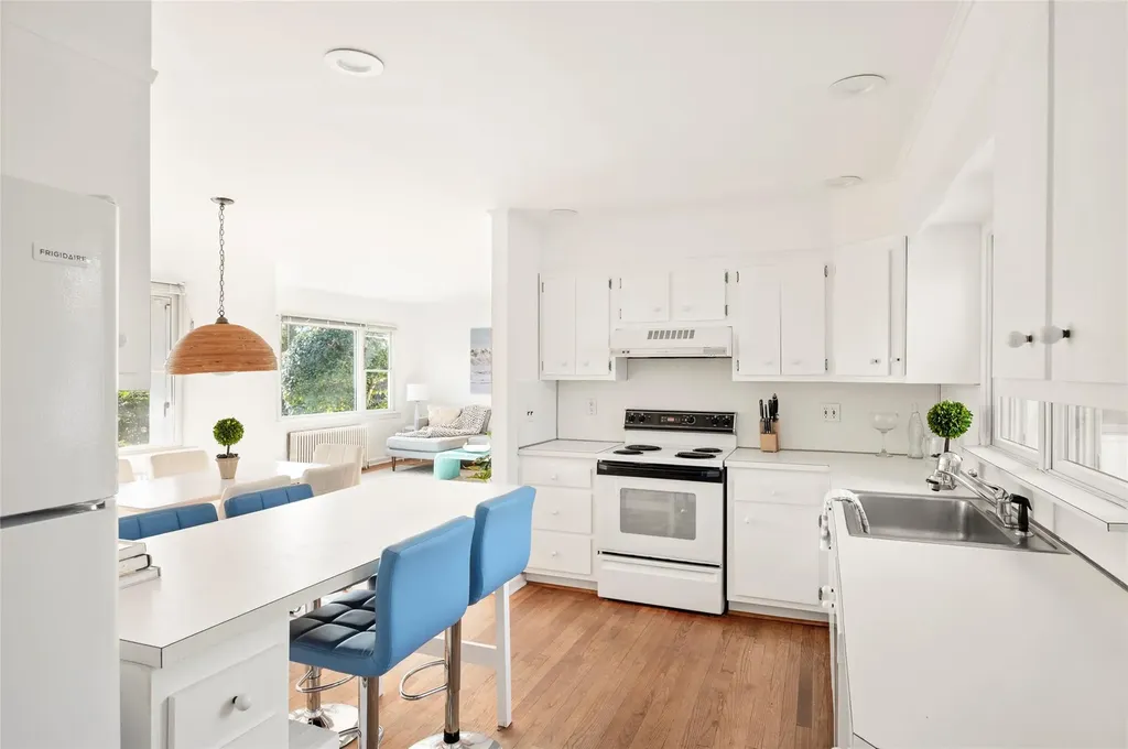 25 Lynncliff Road Hampton Bays NY 11946