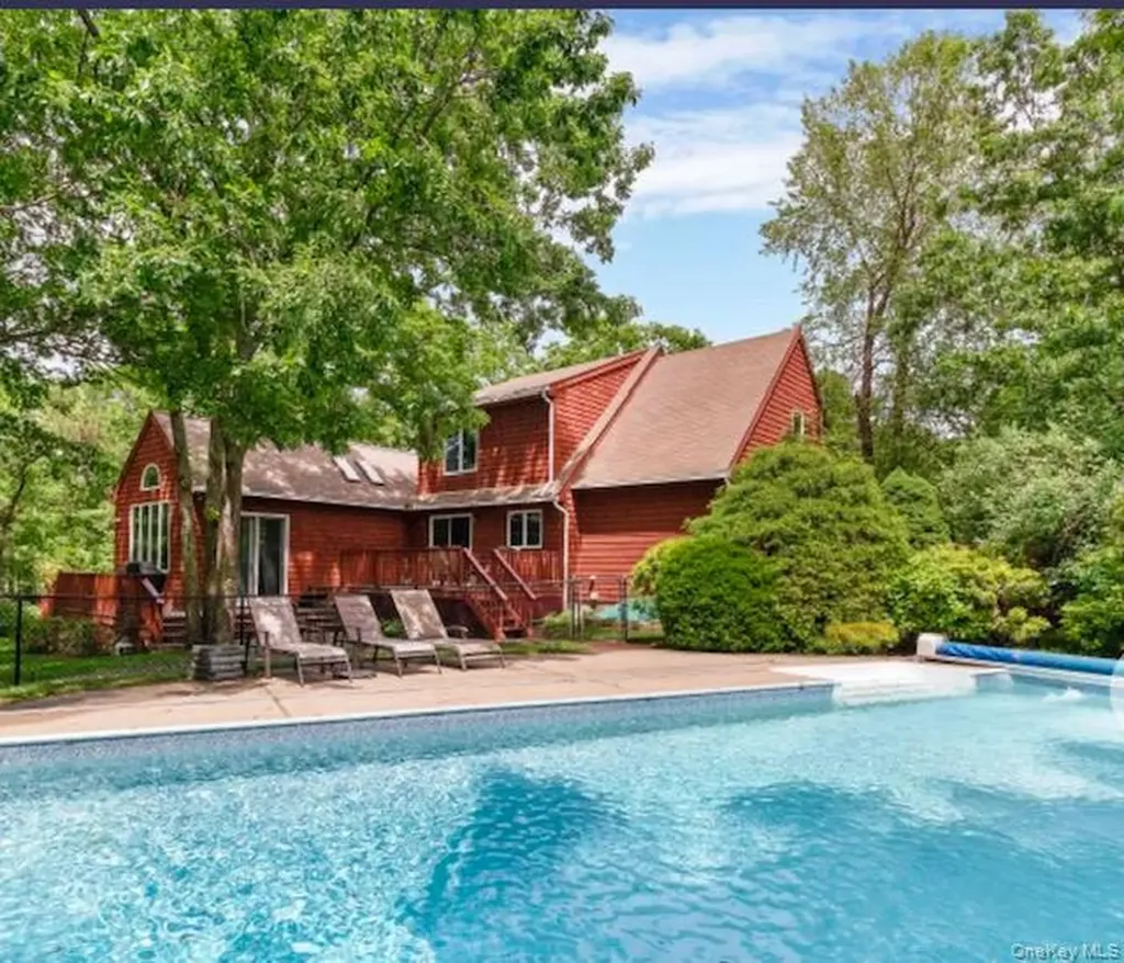 12 Hildreth Road Hampton Bays NY 11946