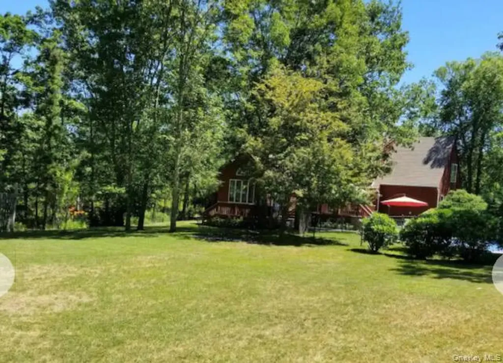 12 Hildreth Road Hampton Bays NY 11946
